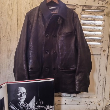 『AUBERGE』内覧会直前解説・・・現代建築の父、ル・コルビジェがアトリエで愛用していたボロボロのレザージャケットとは？