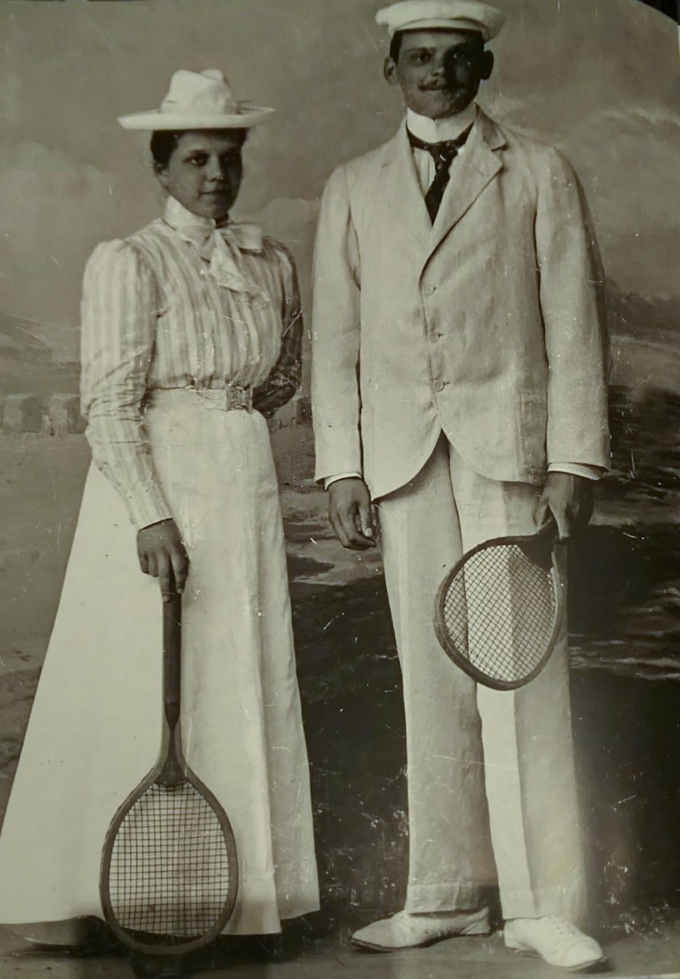 1900年代のテニスウェア。紳士、淑女のスポーツ。ここから鹿の子ポロまでの遠い道のり。