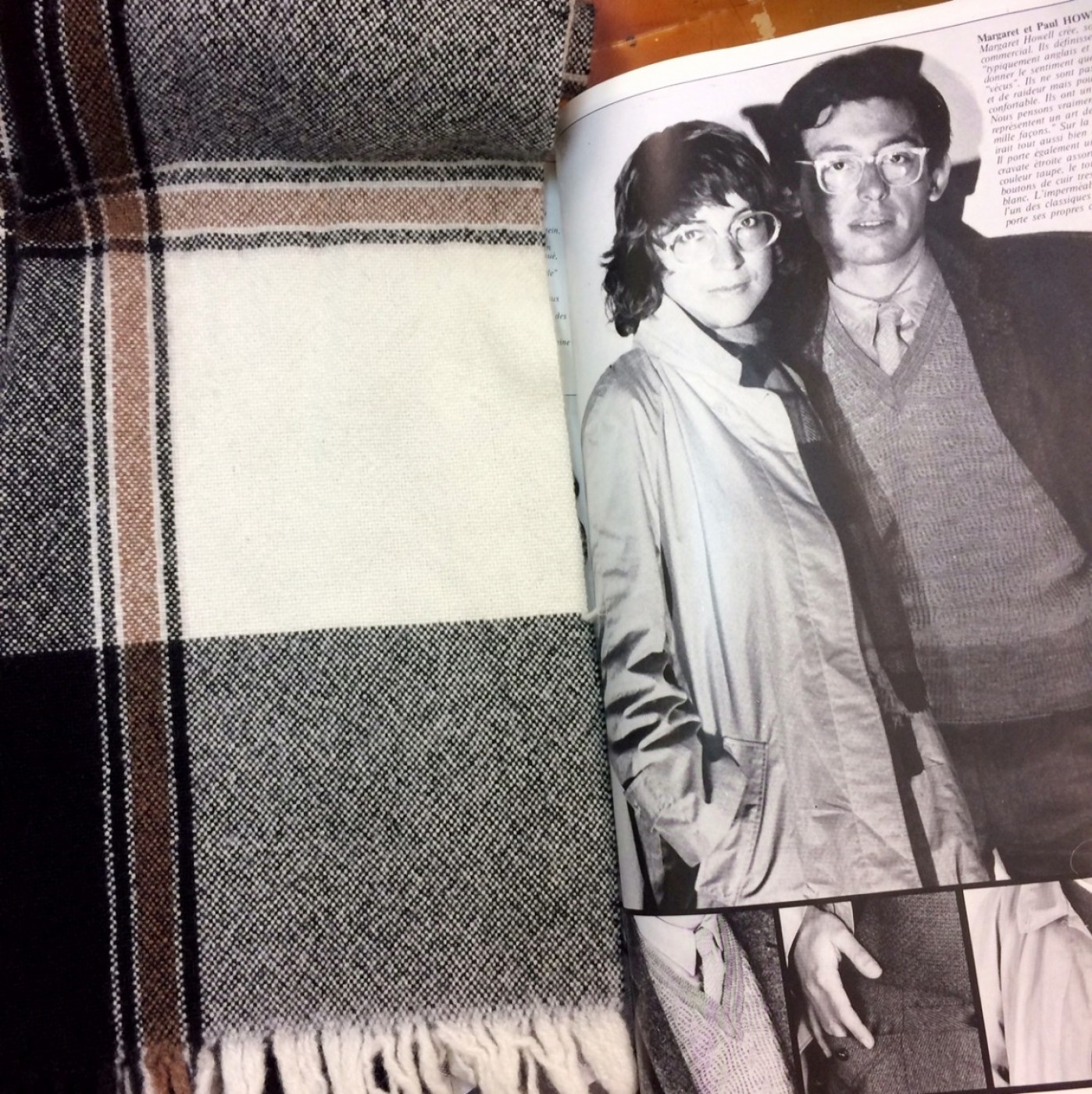雑誌は『VOGUE HOMME PARIS』1977-78秋冬号。特集 “Made in England” でのハウエル夫妻。このステンカラーコートもいい感じ。