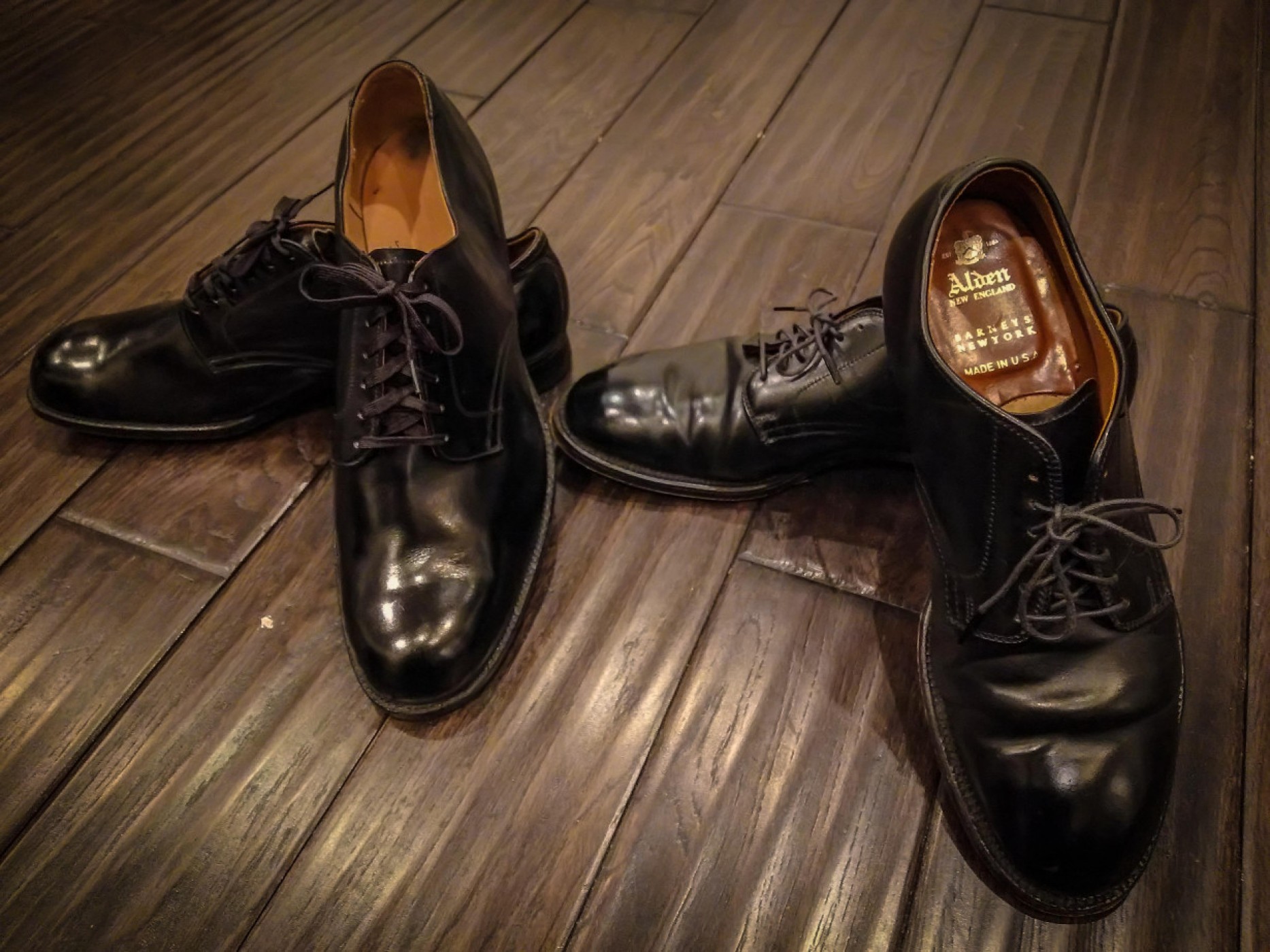 左・1940'S U.S NAVY Dress Oxford Shoes 右・ Alden プレントゥ・モディファイドラスト