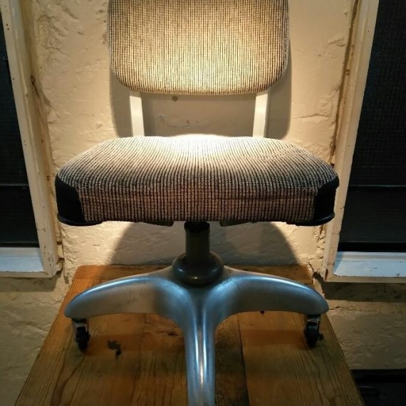 岡本太郎作『坐る事を拒否する椅子』より、さらに坐りにくい椅子で5年。The General Fireproofing Company のワークチェア