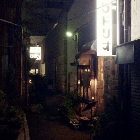“レトロ喫茶店” 夜の部に 神保町という街の本質をみる