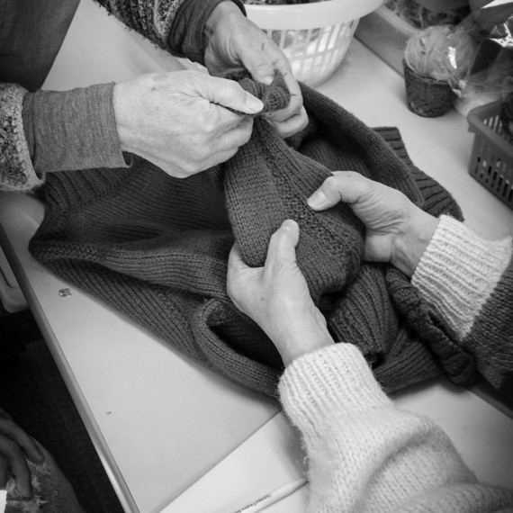 日本の母達の手による1940‘s American Red Cross のセーター解析。